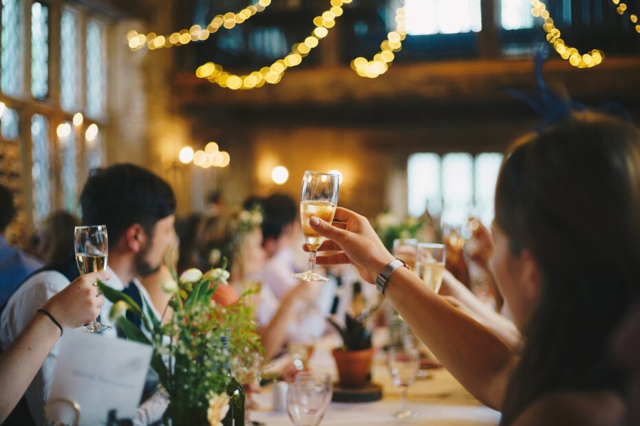 rede beim essen auf einer hochzeit